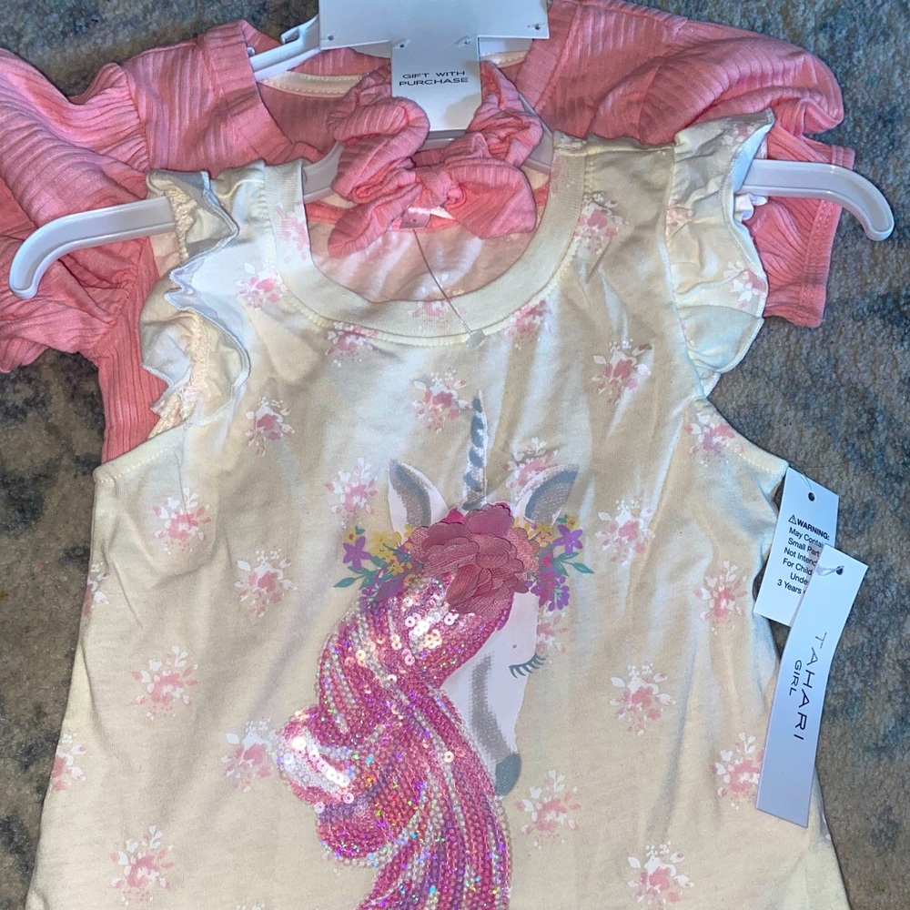 Girls set of 2 shirts and a scrunchie